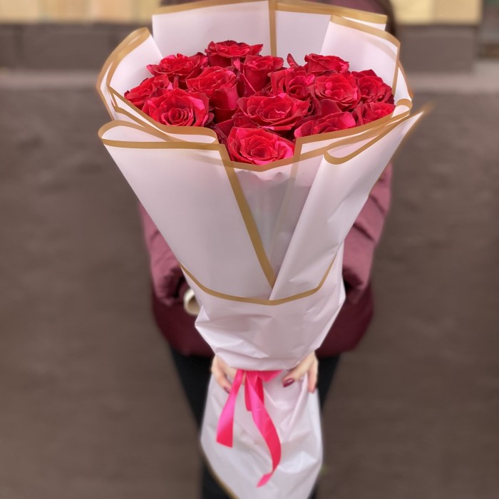 15 красных роз Ред Пантер 60 см